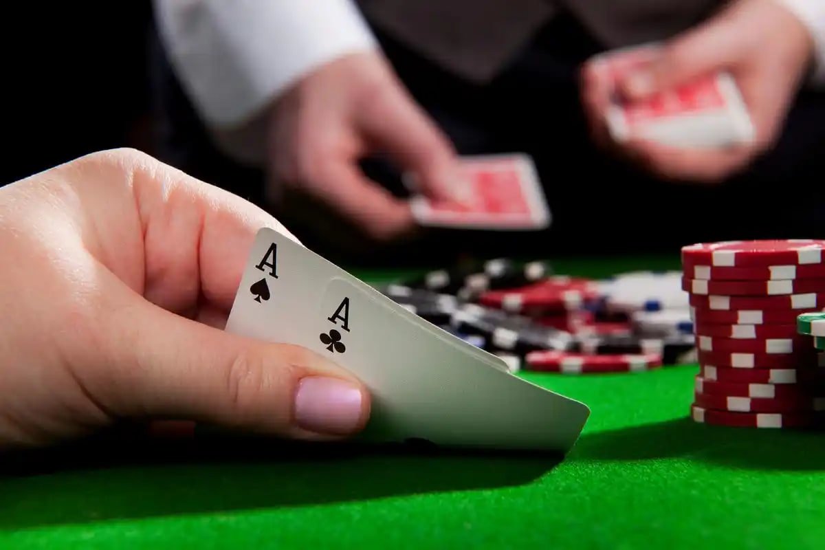 Ilustrasi pengguna mengakses sports betting melalui smartphone dengan fitur lengkap